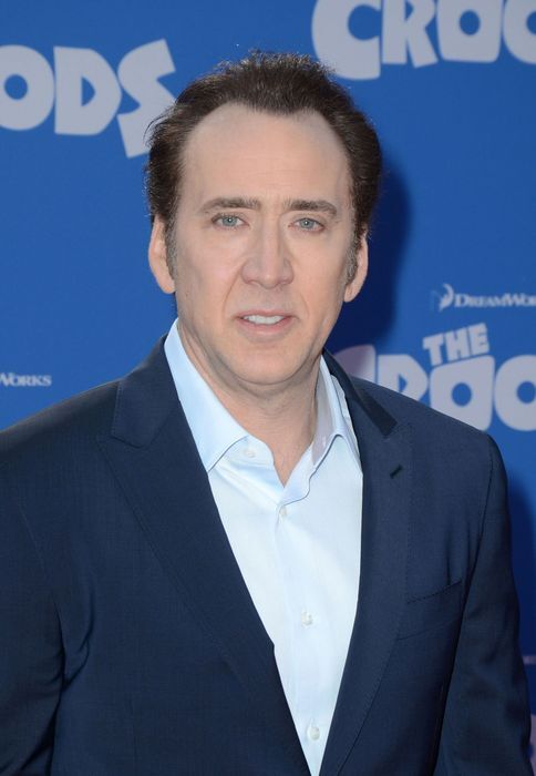 Эмма Стоун: белая футболка, черный бант