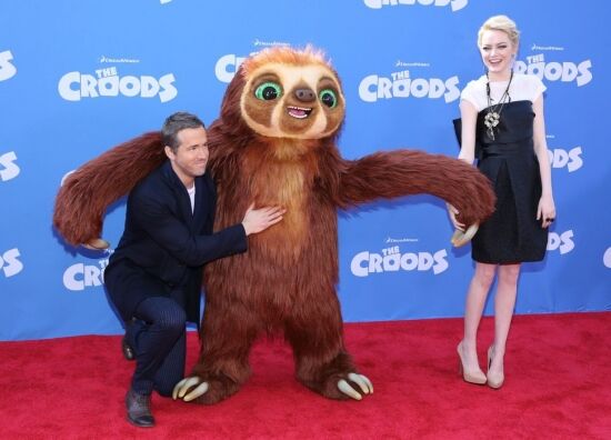 Эмма Стоун: белая футболка, черный бант