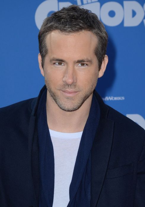 Эмма Стоун: белая футболка, черный бант