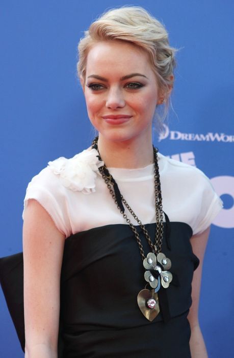 Эмма Стоун: белая футболка, черный бант