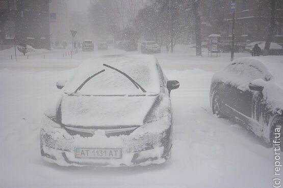 В Ивано-Франковске при уборке снега "умер" трактор. Фото. Видео