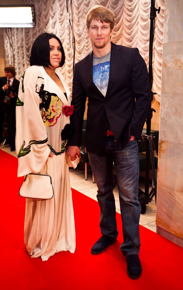 Премия "Yuna-2012": звезды вывели в свет лучшие наряды. Фото