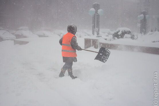 В Ивано-Франковске при уборке снега "умер" трактор. Фото. Видео