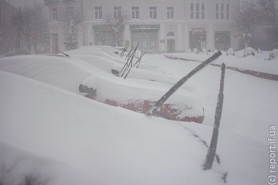 В Ивано-Франковске при уборке снега "умер" трактор. Фото. Видео