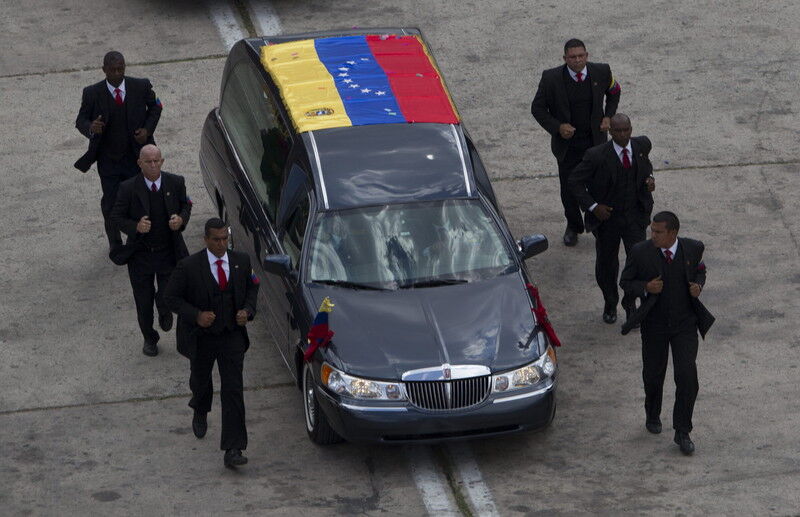 Гроб с телом Чавеса перевозят в Музей революции