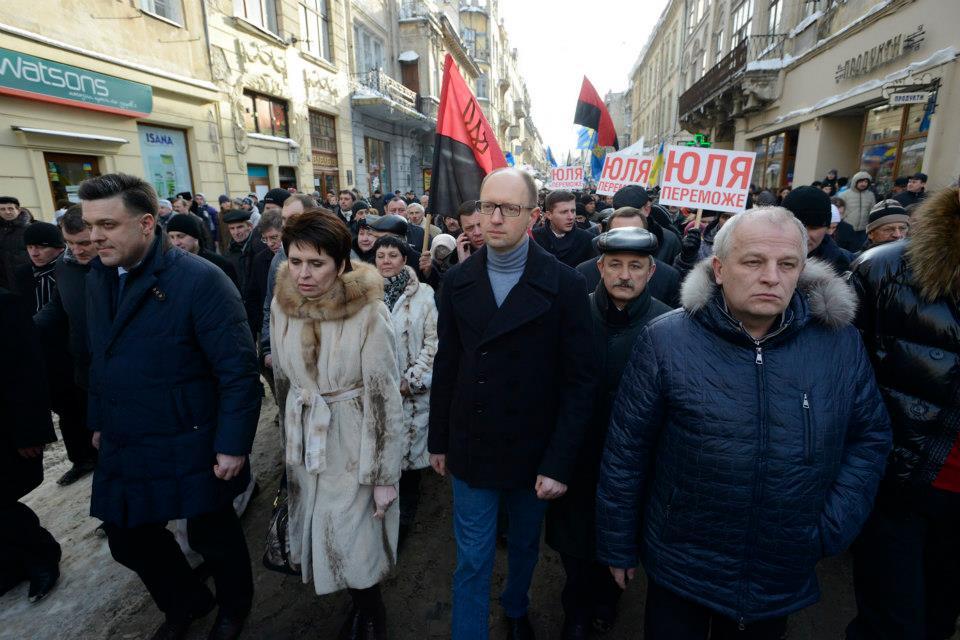 У Львові Яценюку вручили кошик капусти