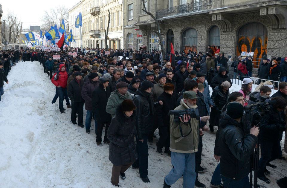 У Львові Яценюку вручили кошик капусти