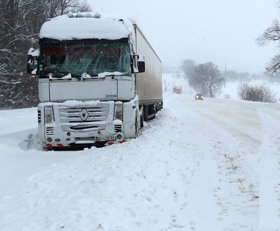 Через снігопад на Прикарпатті перекинулася фура