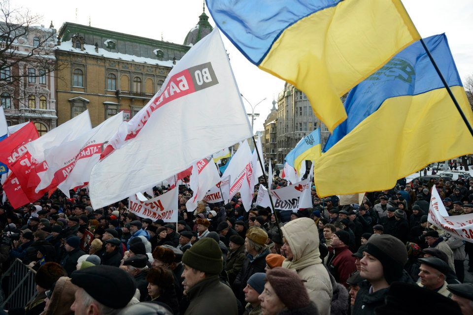 У Львові Яценюку вручили кошик капусти