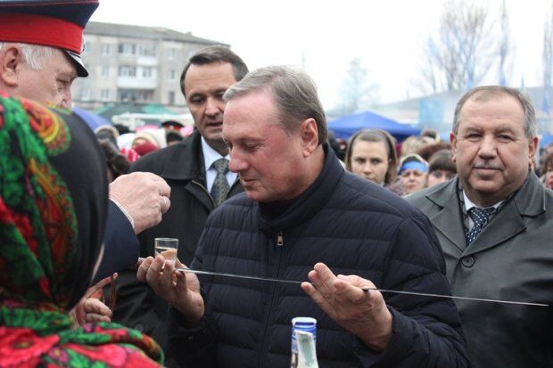 На Луганщині ПР влаштувала змагання на стовпі. Фоторепортаж