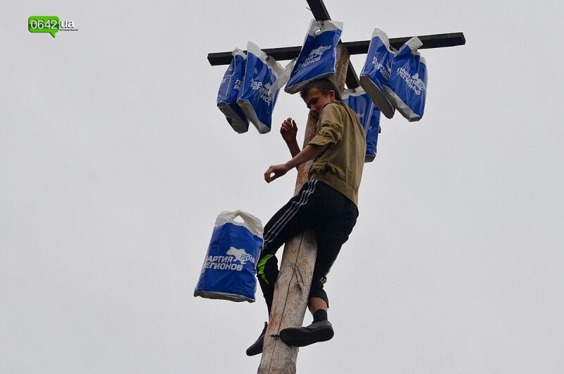 На Луганщині ПР влаштувала змагання на стовпі. Фоторепортаж