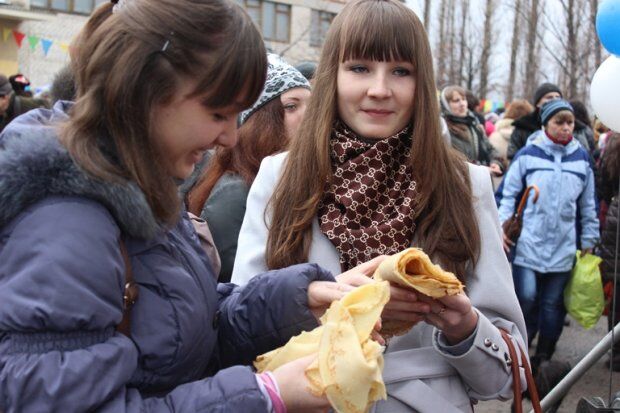 На Луганщині ПР влаштувала змагання на стовпі. Фоторепортаж