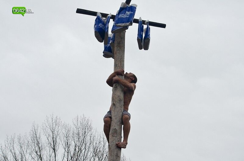 На Луганщині ПР влаштувала змагання на стовпі. Фоторепортаж