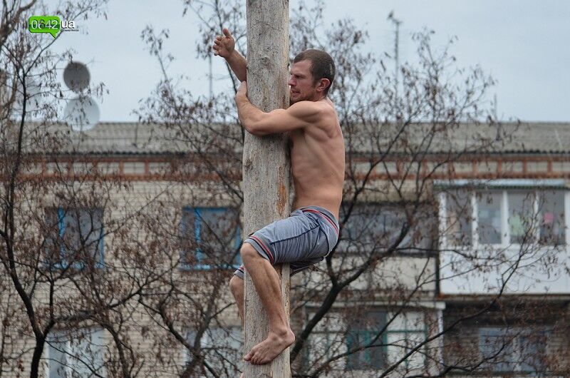 На Луганщині ПР влаштувала змагання на стовпі. Фоторепортаж