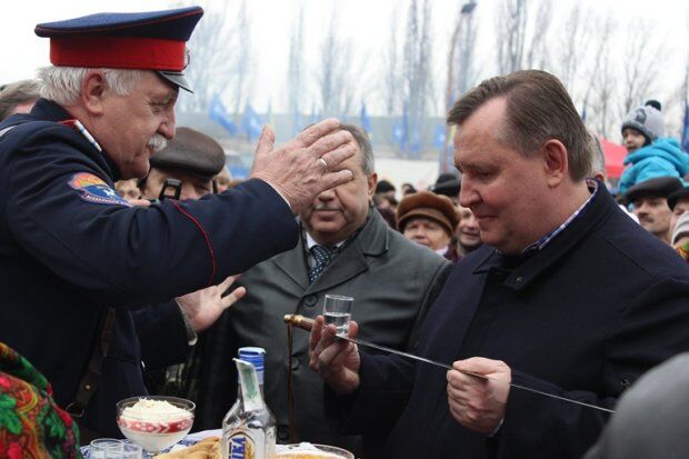 На Луганщині ПР влаштувала змагання на стовпі. Фоторепортаж
