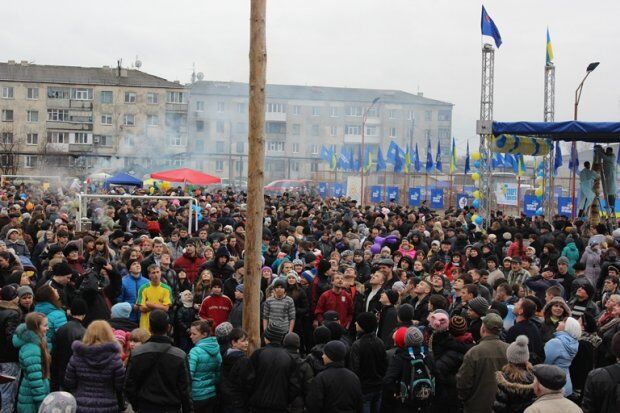 На Луганщині ПР влаштувала змагання на стовпі. Фоторепортаж