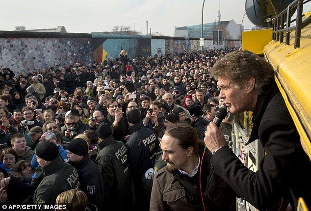 Около 10 тысяч человек встали на защиту Берлинской стены