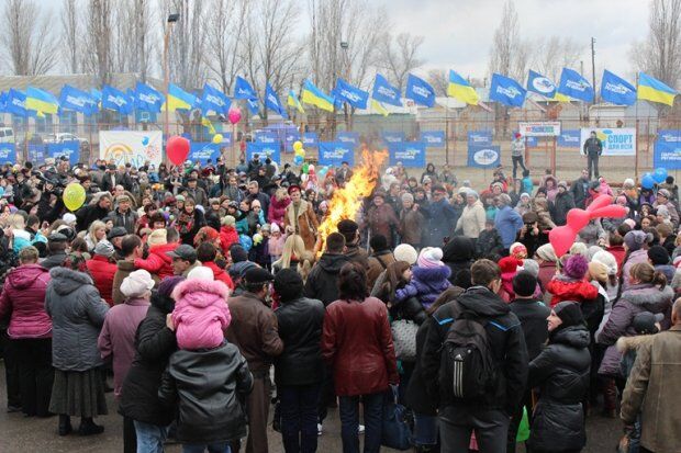 На Луганщине ПР устроила соревнования на столбе. Фоторепортаж