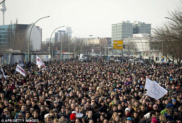 Близько 10 тисяч осіб стали на захист Берлінської стіни