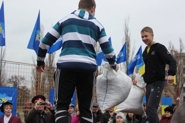 На Луганщині ПР влаштувала змагання на стовпі. Фоторепортаж