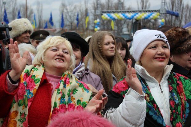 На Луганщине ПР устроила соревнования на столбе. Фоторепортаж