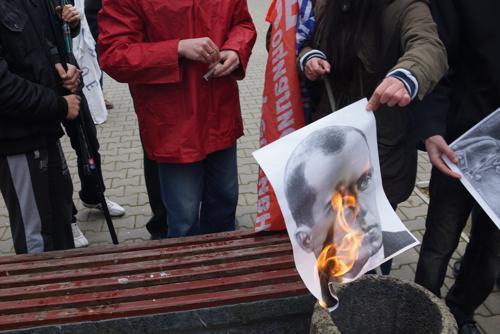 В Севастополе сожгли портреты Бандеры и Шухевича. Фото