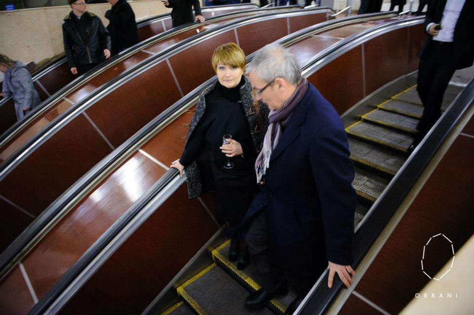 Дизайнер устроила випам фешн-поездку в метро. Фото