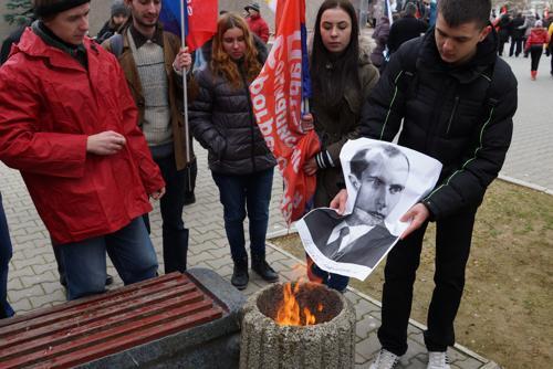 В Севастополе сожгли портреты Бандеры и Шухевича. Фото