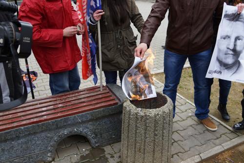 У Севастополі спалили портрети Бандери і Шухевича. Фото