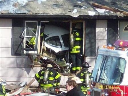 В США на жилой дом упал самолет. Видео