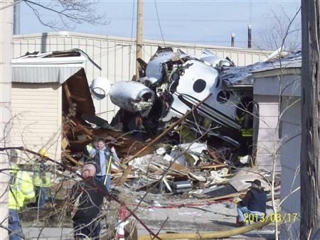 У США на житловий будинок впав літак. Відео