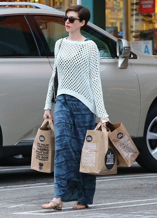 Энн Хэтэуэй "хозяйничает" в продуктовом магазине. Фото