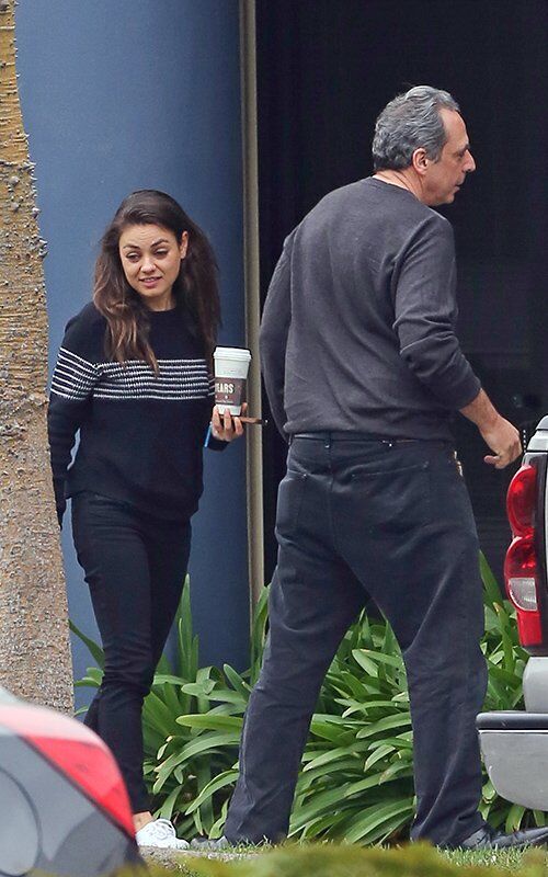 Не накрашенная Кунис "заправляется" кофе. Фото