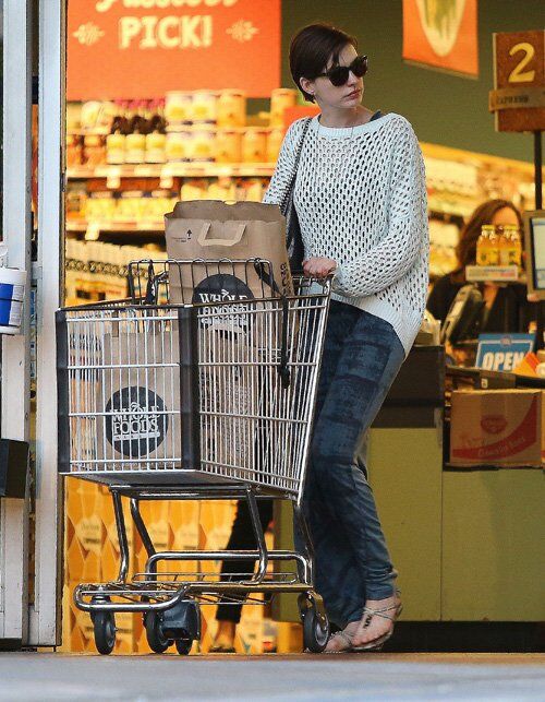 Энн Хэтэуэй "хозяйничает" в продуктовом магазине. Фото