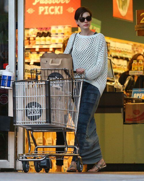Энн Хэтэуэй "хозяйничает" в продуктовом магазине. Фото