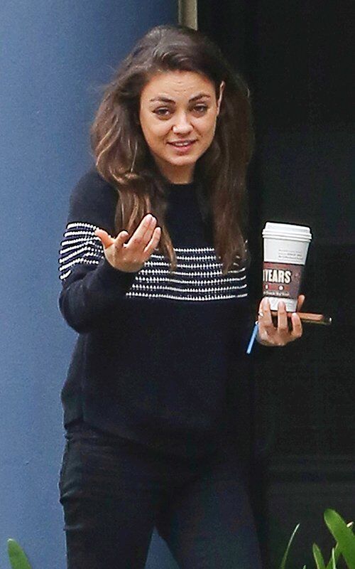 Не накрашенная Кунис "заправляется" кофе. Фото