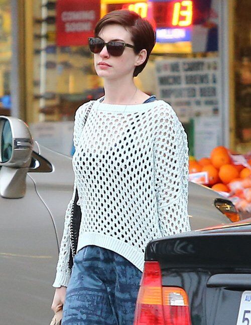 Энн Хэтэуэй "хозяйничает" в продуктовом магазине. Фото