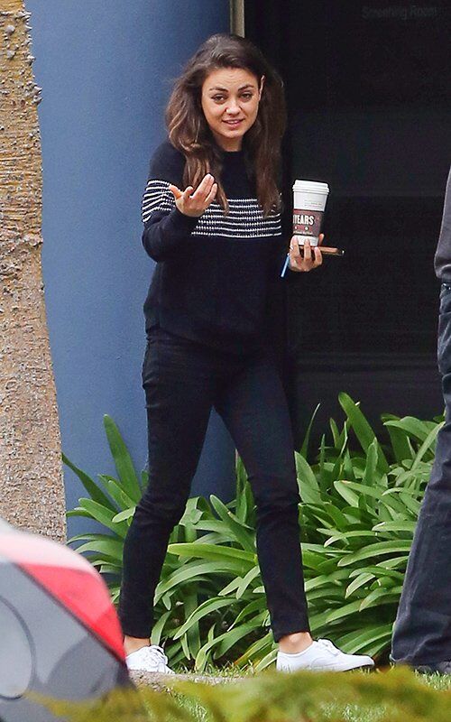 Не накрашенная Кунис "заправляется" кофе. Фото