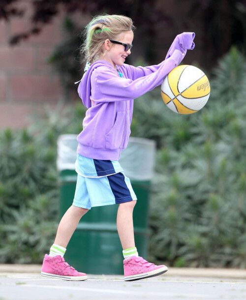 Семейство Аффлек-Гарнер веселится на детской площадке. Фото