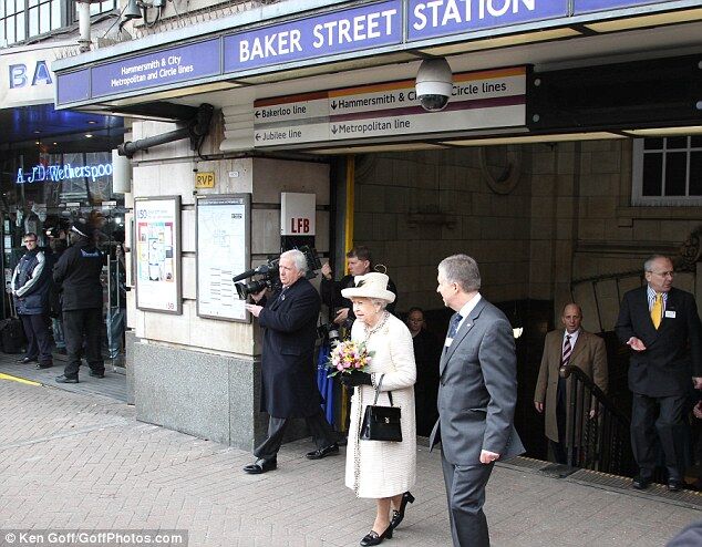 Королева отметила юбилей лондонской подземки поездкой в метро