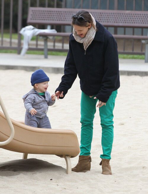 Семейство Аффлек-Гарнер веселится на детской площадке. Фото