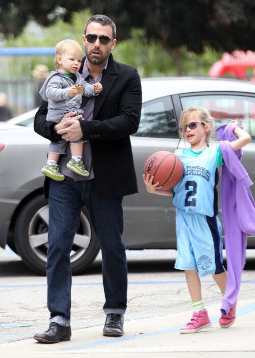 Семейство Аффлек-Гарнер веселится на детской площадке. Фото