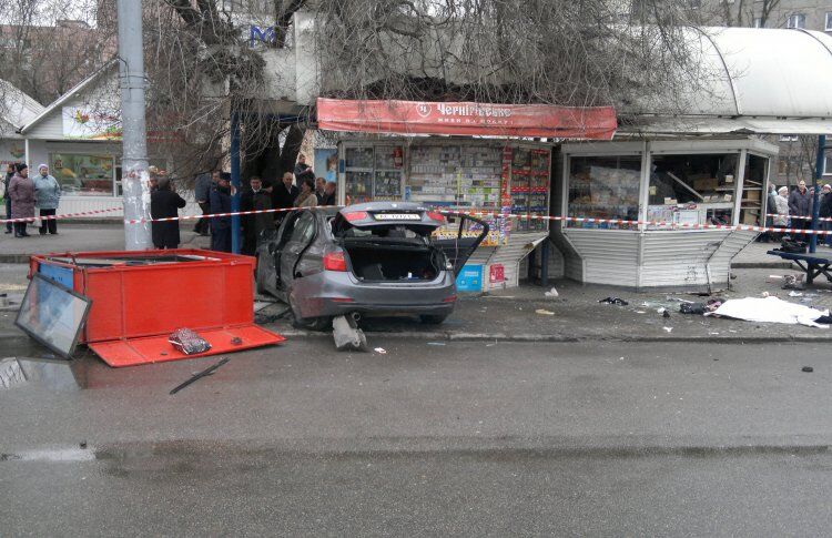 Жуткое ДТП в Днепропетровске: авто вылетело на остановку. Видео