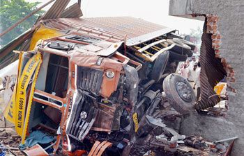 На севере Индии грузовик задавил восемь детей
