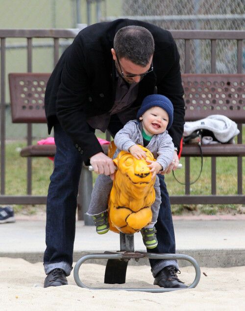 Семейство Аффлек-Гарнер веселится на детской площадке. Фото