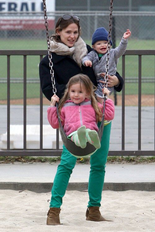 Семейство Аффлек-Гарнер веселится на детской площадке. Фото
