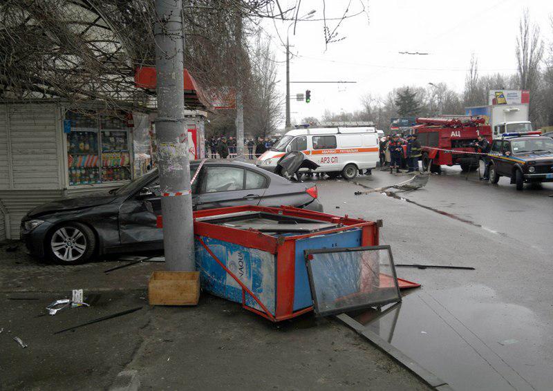 Жуткое ДТП в Днепропетровске: авто вылетело на остановку. Видео