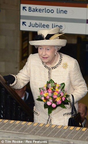 Королева відзначила ювілей лондонської підземки поїздкою в метро