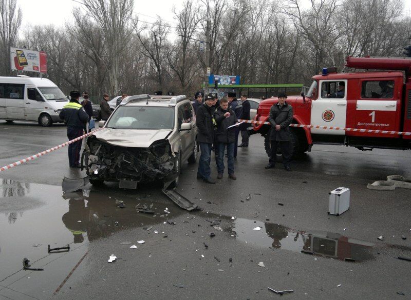 Жуткое ДТП в Днепропетровске: авто вылетело на остановку. Видео