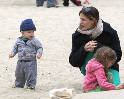 Семейство Аффлек-Гарнер веселится на детской площадке. Фото